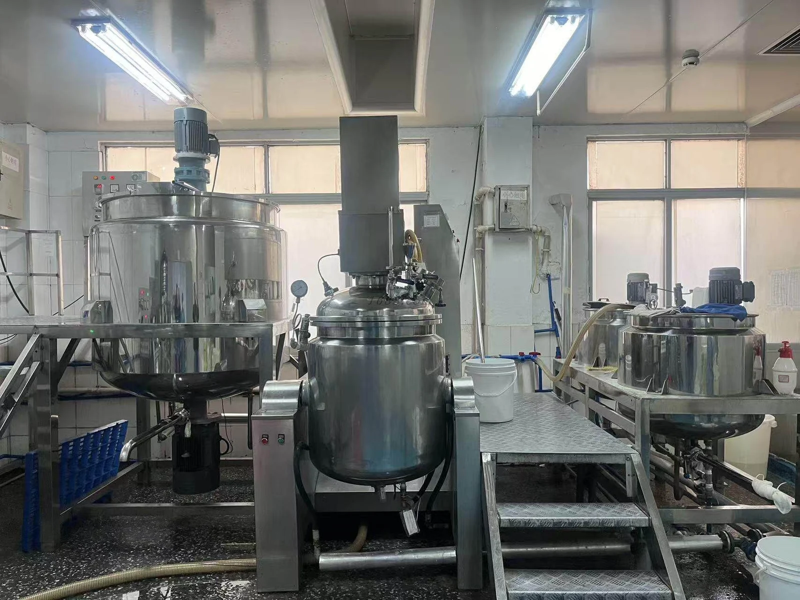 Stainless-steel mixing and emulsifying tanks
